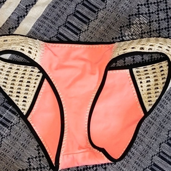 VICTORIA SECRET Crochet Bikini Bottoms Coral Black Trim sz medium Beach Swimwear - Picture 6 of 6